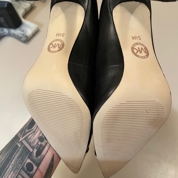 Micheal Kors logo pointed toe pump heels - Picture 2 of 3